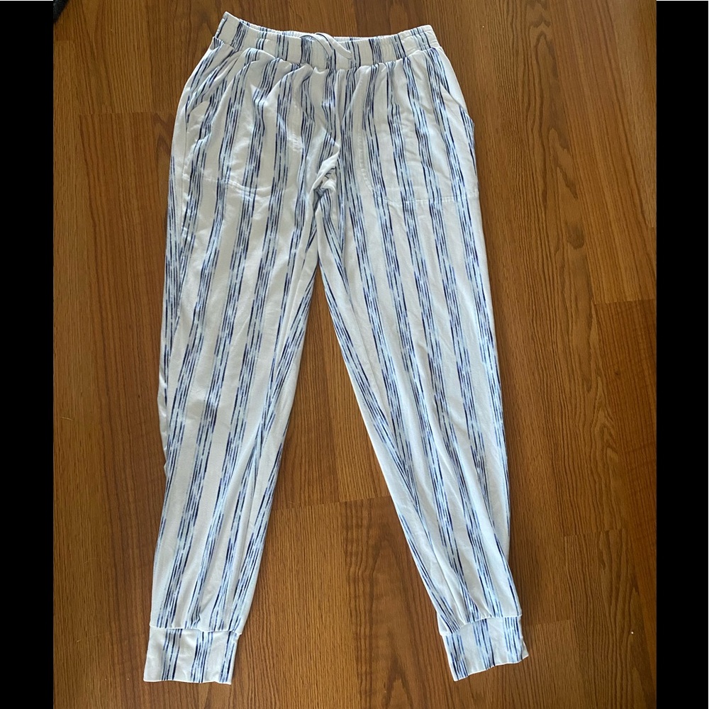 Knit lounge pant Women’s size XS White with Blue accents. Elastic waist
